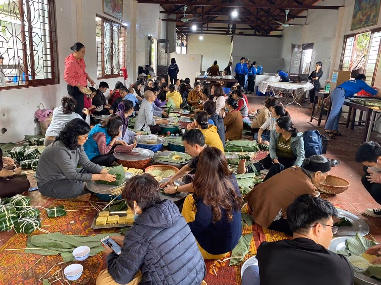 Tăng ni, phật tử Hà Nội gửi hàng nghìn bánh chưng chay vào miền Trung ảnh 2