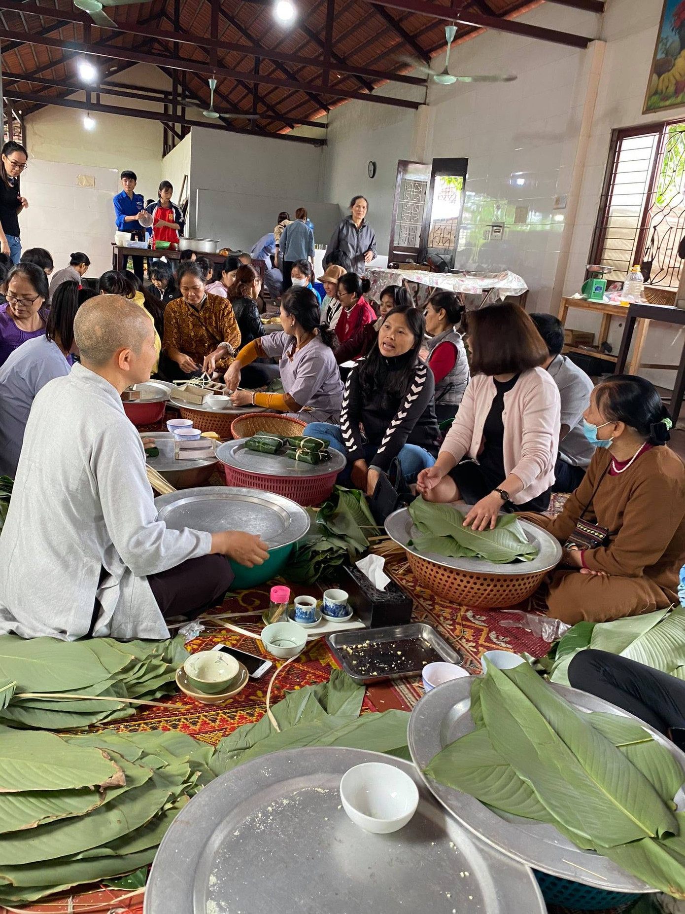 Tăng ni, phật tử Hà Nội gửi hàng nghìn bánh chưng chay vào miền Trung ảnh 3
