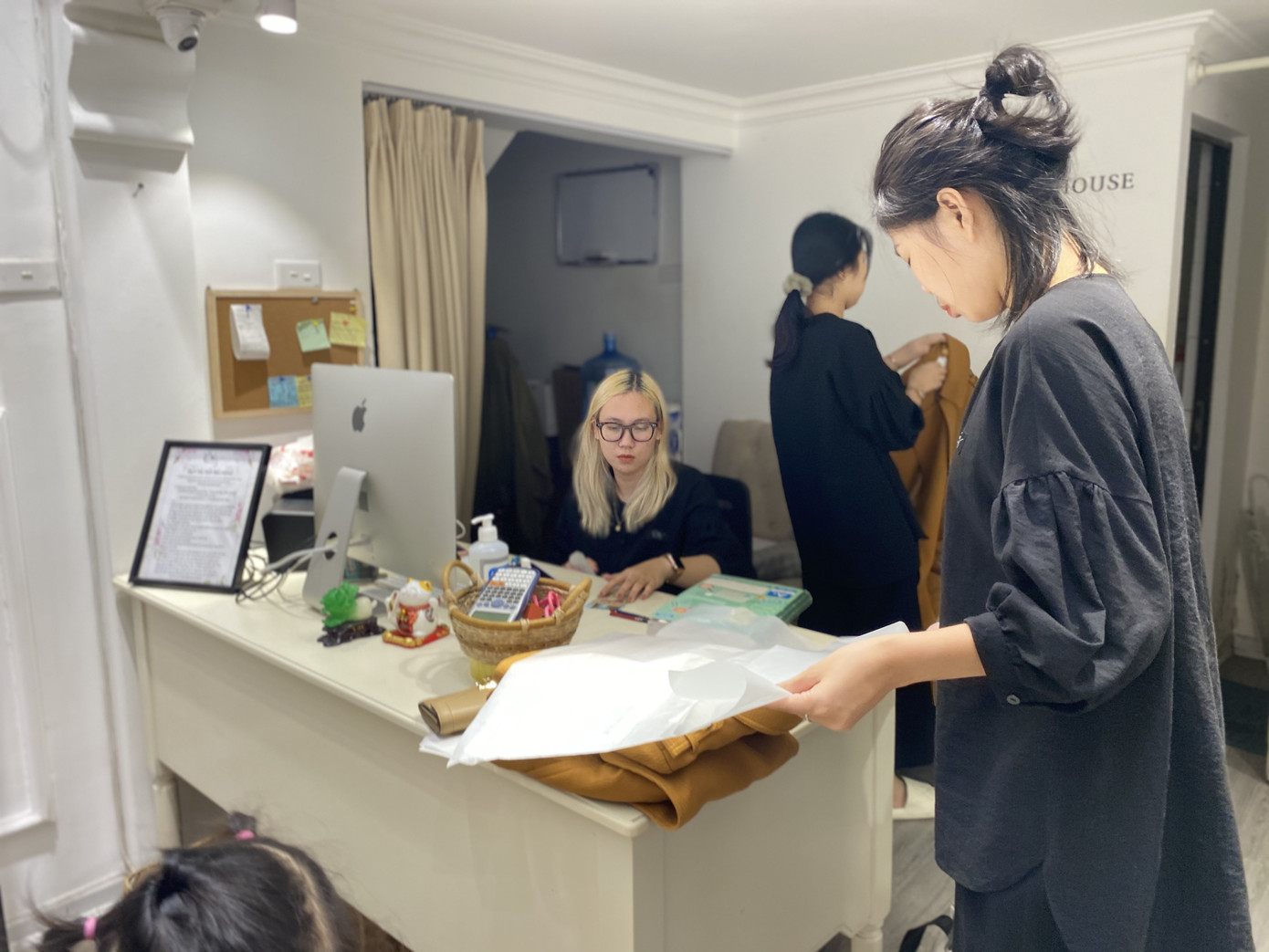 Nhiều khuyến mại dịp 20/10, chị em rủ nhau tự thưởng săn hàng sale ảnh 2