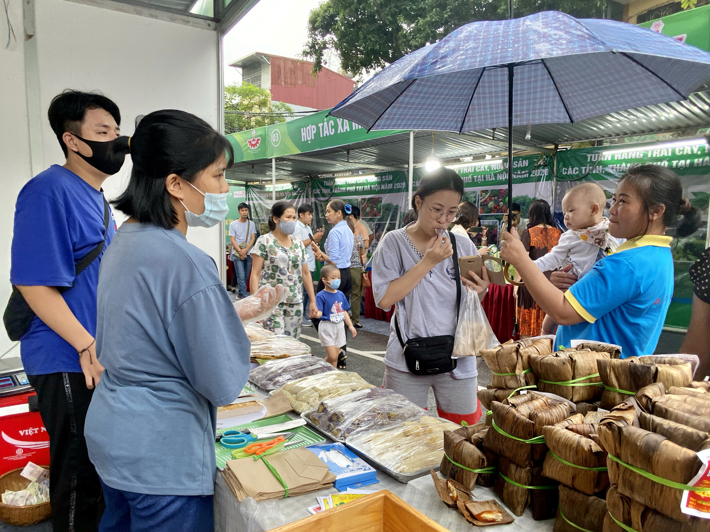 Cuối tuần, người dân Hà Nội ‘đội mưa’ đi mua đặc sản ảnh 1