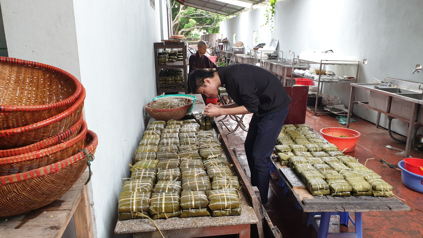 Tăng ni, phật tử Hà Nội gửi hàng nghìn bánh chưng chay vào miền Trung ảnh 5