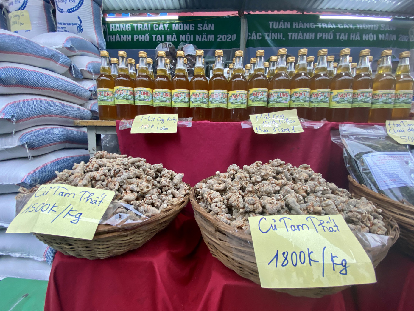 Cuối tuần, người dân Hà Nội ‘đội mưa’ đi mua đặc sản ảnh 2