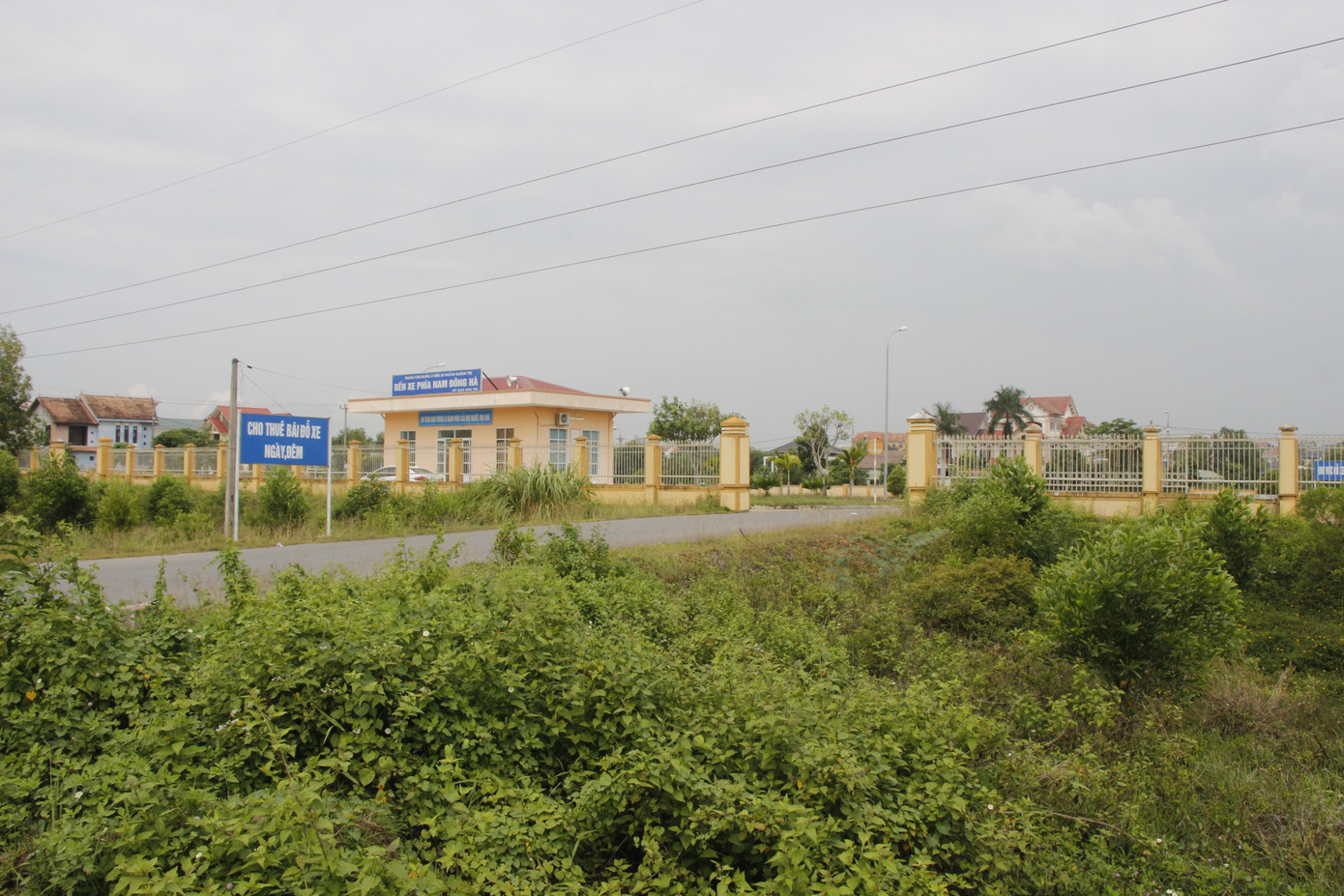 Cận cảnh bến xe bạc tỷ không một bóng người, bóng xe ảnh 10