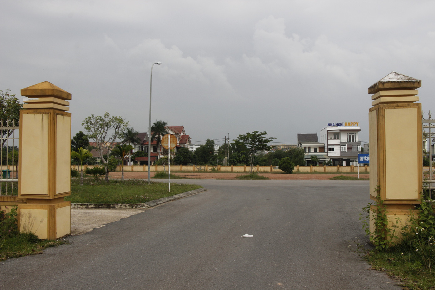 Cận cảnh bến xe bạc tỷ không một bóng người, bóng xe ảnh 9