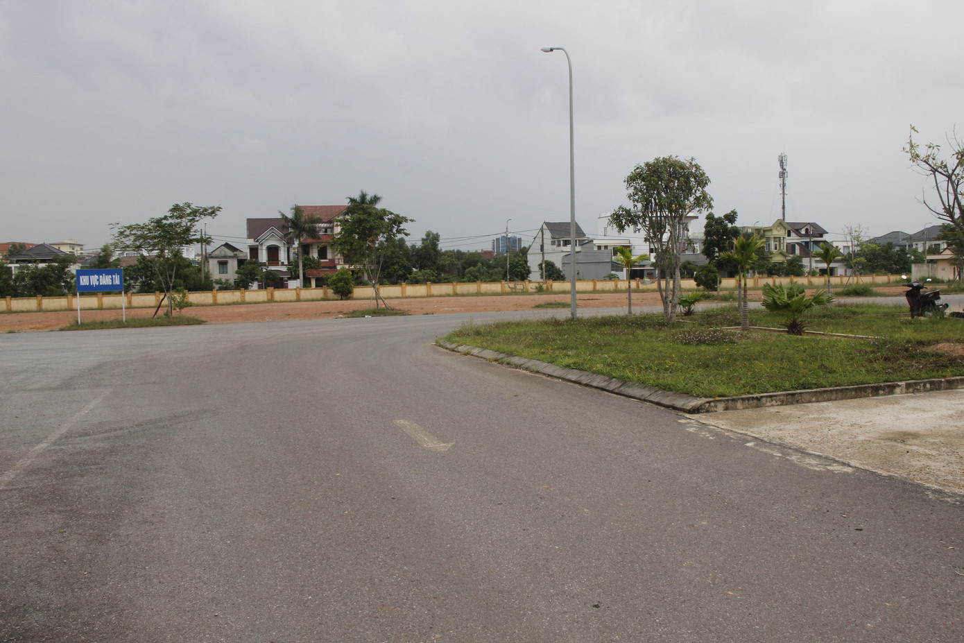 Cận cảnh bến xe bạc tỷ không một bóng người, bóng xe ảnh 8