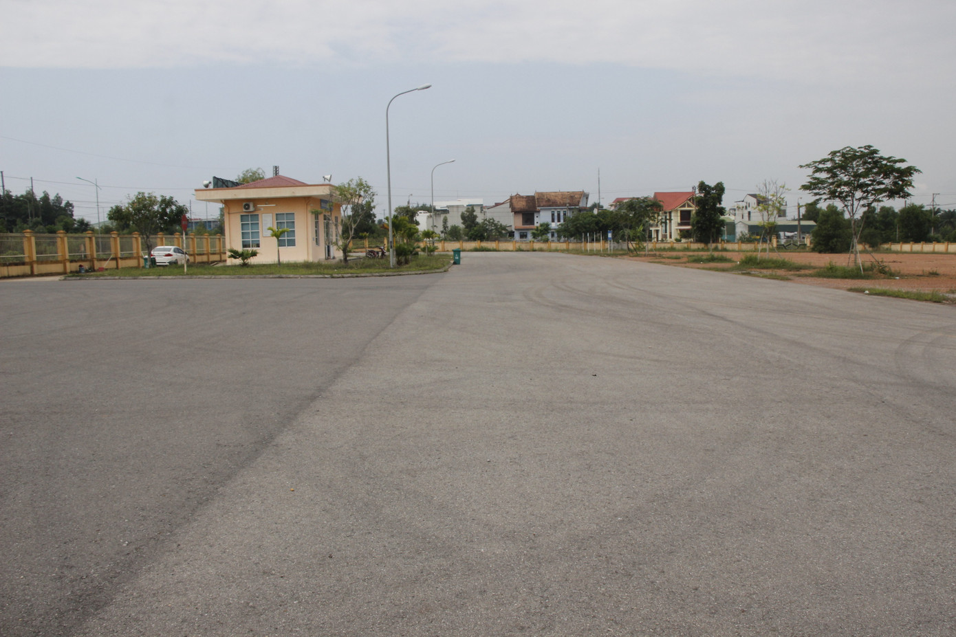 Cận cảnh bến xe bạc tỷ không một bóng người, bóng xe ảnh 4