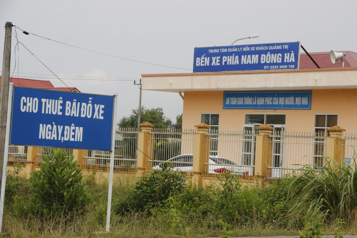 Cận cảnh bến xe bạc tỷ không một bóng người, bóng xe ảnh 2