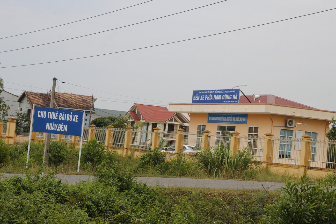 Cận cảnh bến xe bạc tỷ không một bóng người, bóng xe ảnh 3