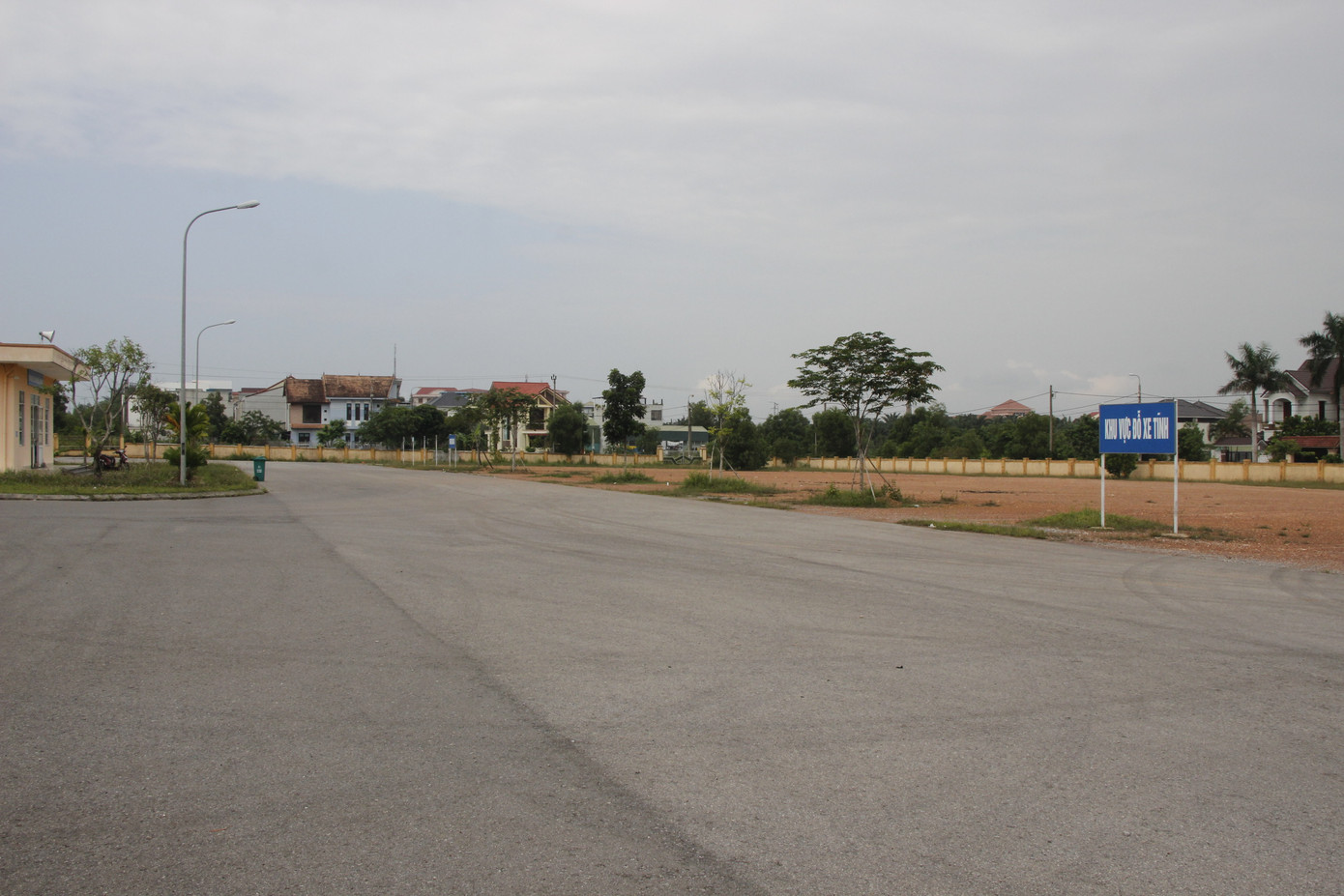 Cận cảnh bến xe bạc tỷ không một bóng người, bóng xe ảnh 1