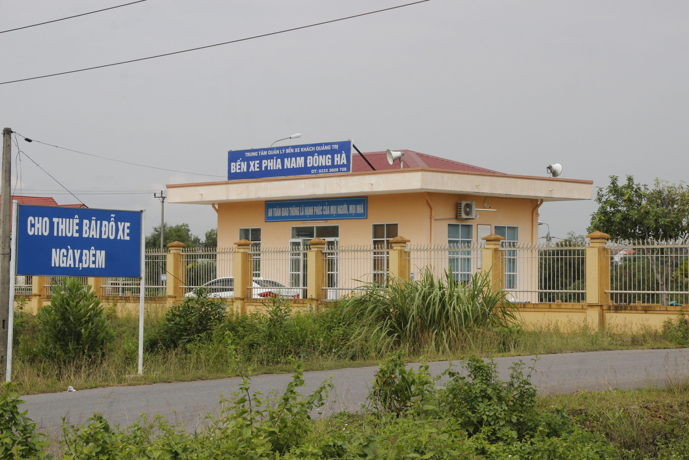 Cận cảnh bến xe bạc tỷ không một bóng người, bóng xe ảnh 5