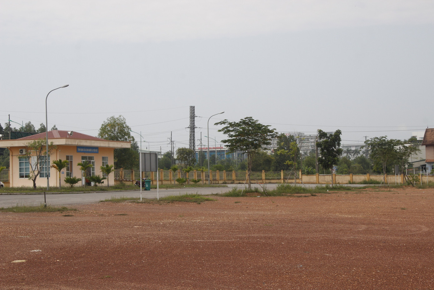 Cận cảnh bến xe bạc tỷ không một bóng người, bóng xe ảnh 6