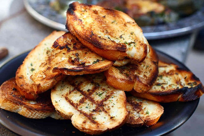 Những 'đại kỵ' khi ăn bánh mỳ, không phải ai cũng biết ảnh 2