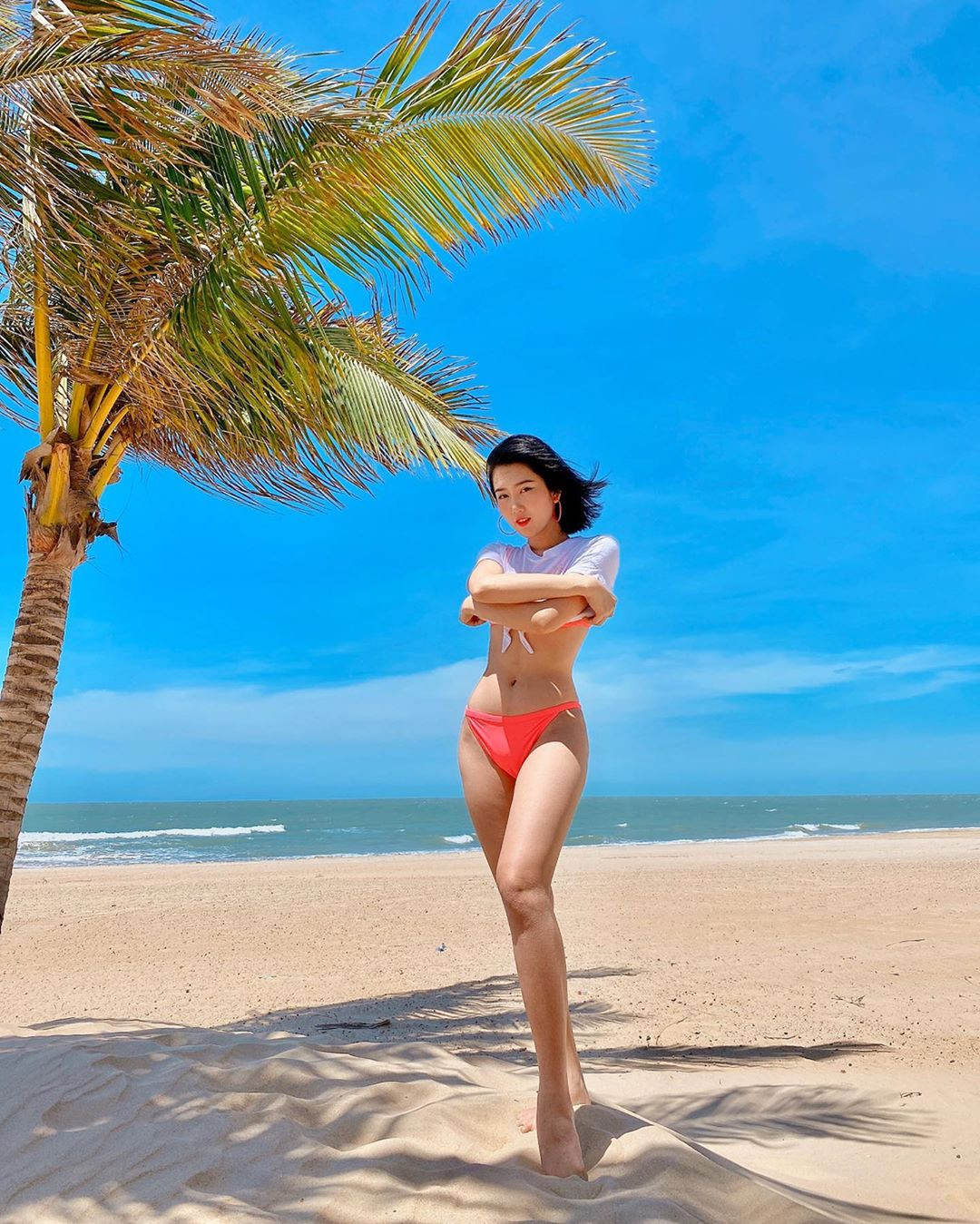 Thuý Ngân ‘Gạo nếp gạo tẻ’ diện bikini hồng rực bãi biển, dáng nuột nà đáng ghen tỵ ảnh 4