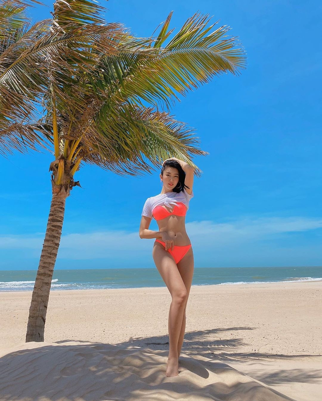 Thuý Ngân ‘Gạo nếp gạo tẻ’ diện bikini hồng rực bãi biển, dáng nuột nà đáng ghen tỵ ảnh 3