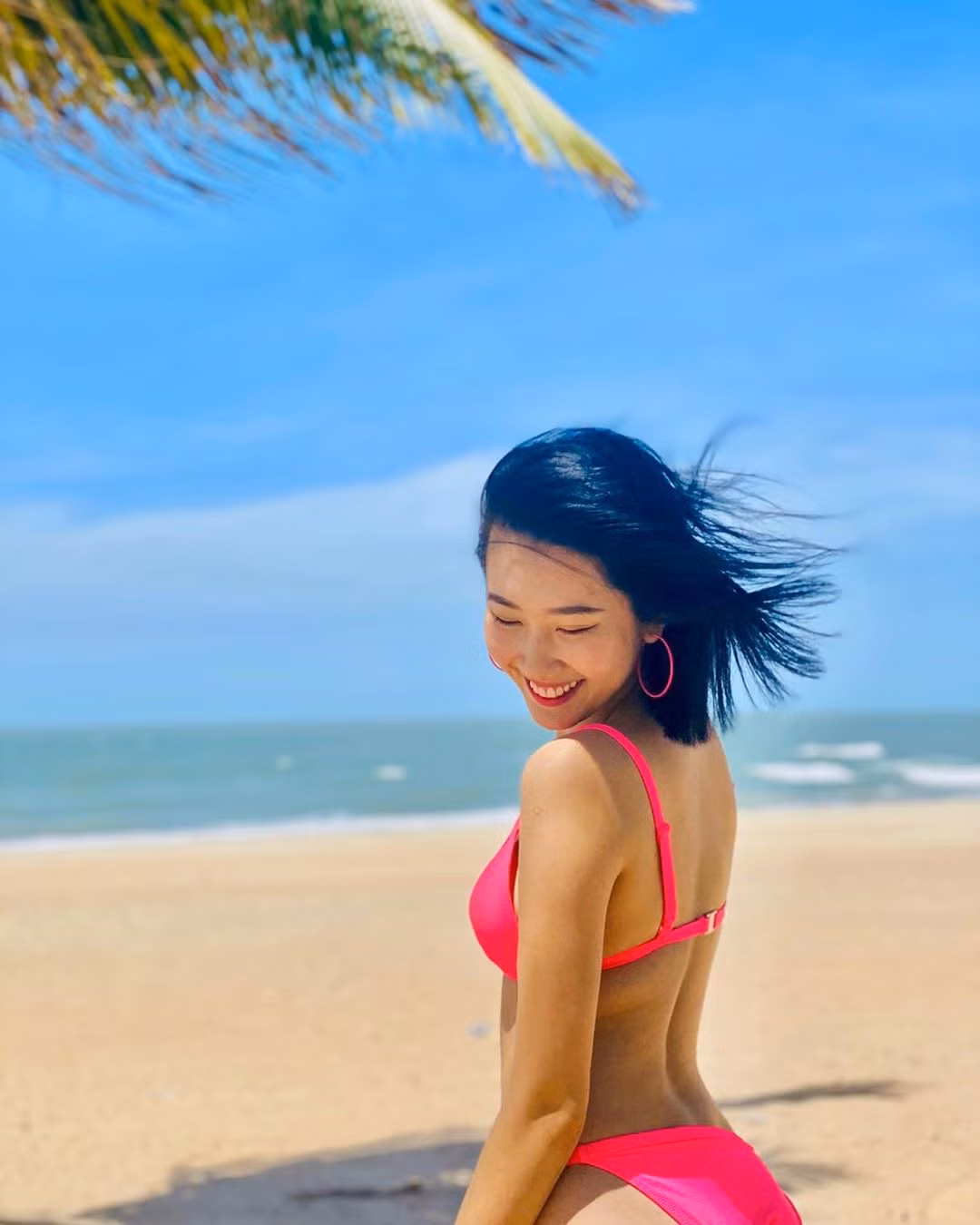 Thuý Ngân ‘Gạo nếp gạo tẻ’ diện bikini hồng rực bãi biển, dáng nuột nà đáng ghen tỵ ảnh 6