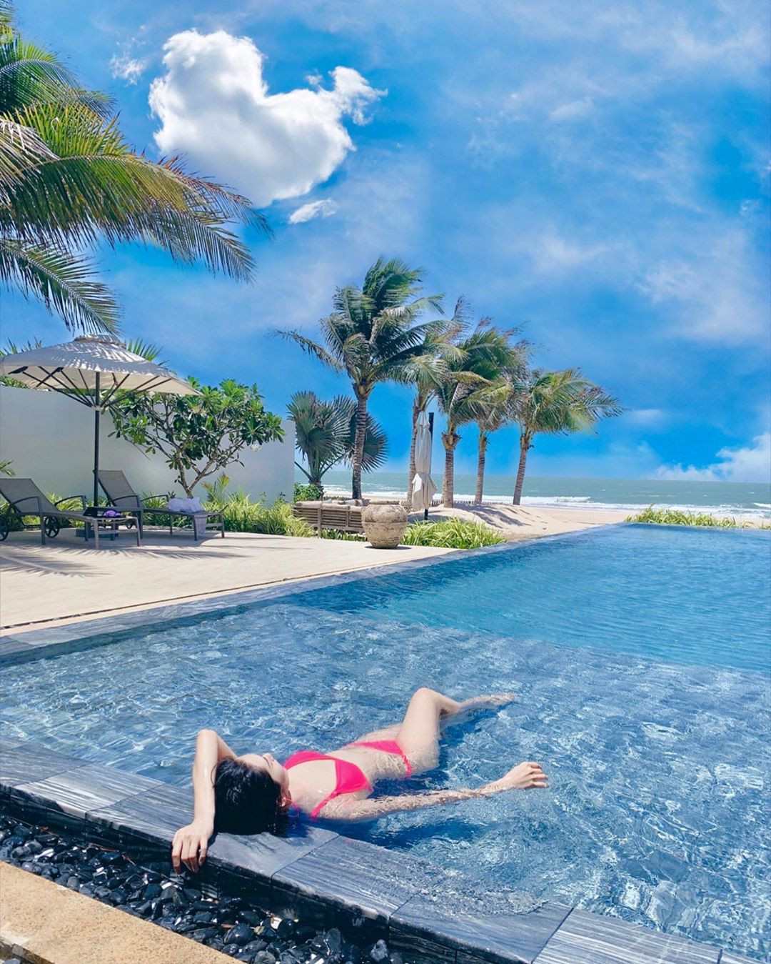 Thuý Ngân ‘Gạo nếp gạo tẻ’ diện bikini hồng rực bãi biển, dáng nuột nà đáng ghen tỵ ảnh 7