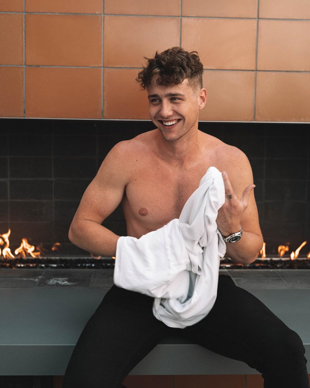 Cặp đôi nổi loạn trong ‘Too Hot To Handle’ tung ảnh ôm ấp tình tứ ảnh 7