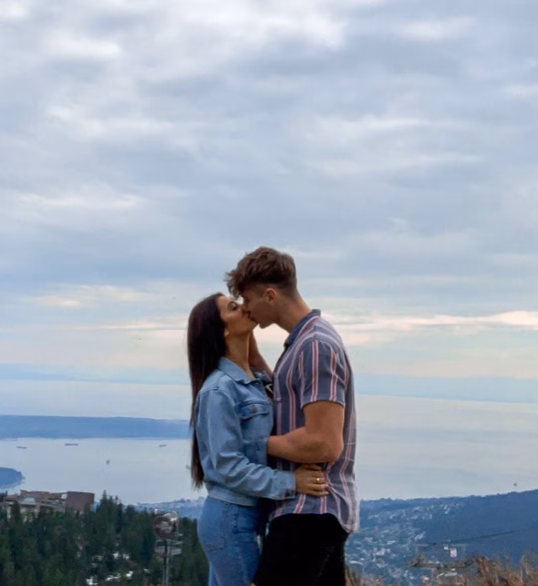 Cặp đôi nổi loạn trong ‘Too Hot To Handle’ tung ảnh ôm ấp tình tứ ảnh 5