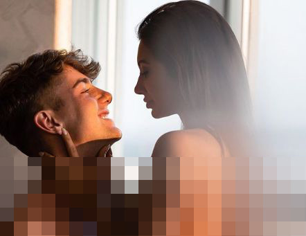 Cặp đôi nổi loạn trong ‘Too Hot To Handle’ tung ảnh ôm ấp tình tứ ảnh 1