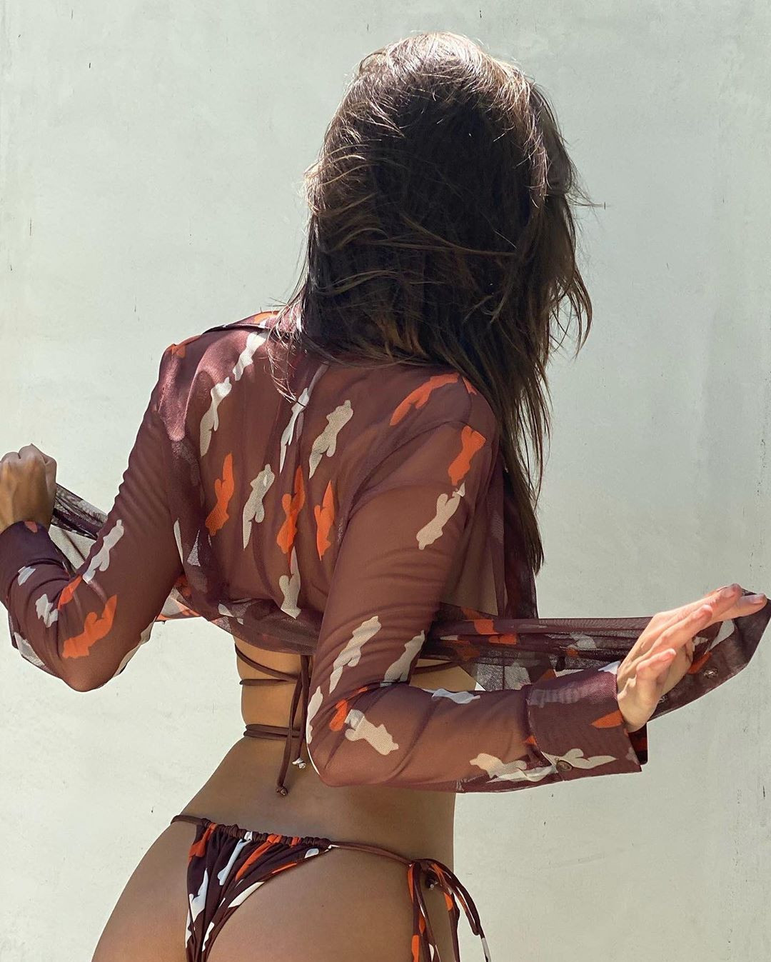 Đường cong 'bỏng mắt' của siêu mẫu nội y 9x trong bộ sưu tập bikini mới ảnh 2