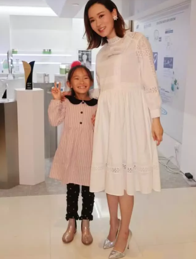 Hoa hậu Hong Kong phải đi hát ở quán bar kiếm tiền nuôi con vừa sinh 1 tháng ảnh 2