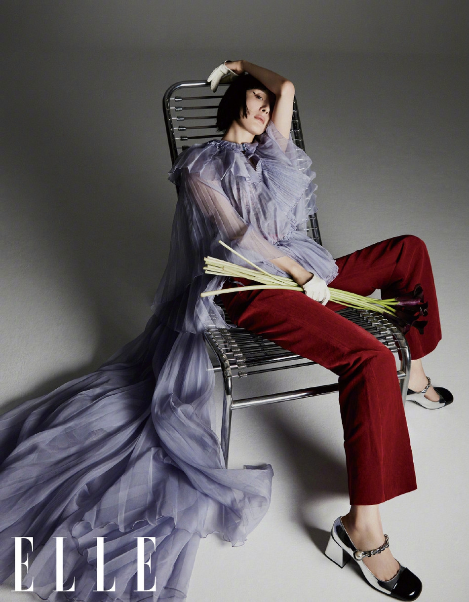 Dương Mịch phanh áo lộ nội y, khoe chân dài miên man hậu bị tố chảnh choẹ ảnh 6