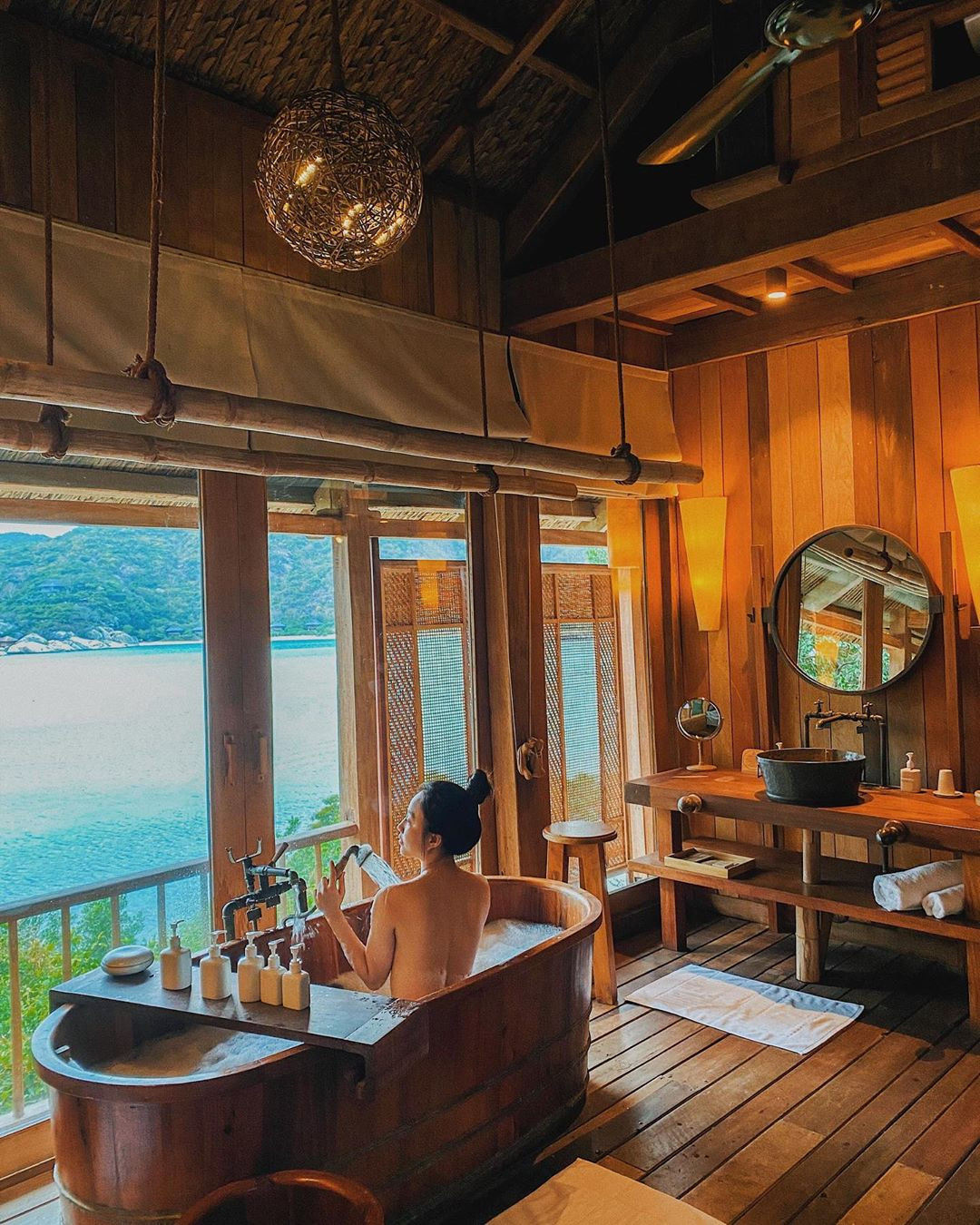 Huỳnh Hồng Loan hết khoe dáng với đồ bơi lại bán nude hậu chia tay Tiến Linh ảnh 1