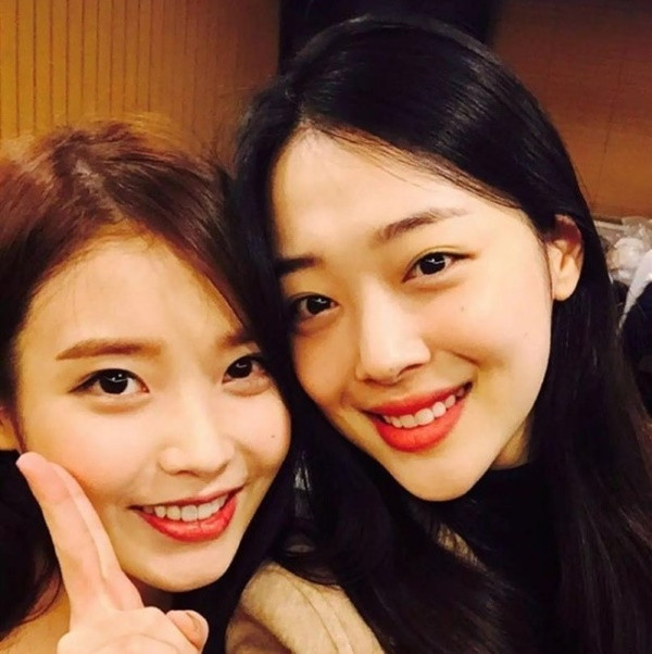 Fans xúc động vì MV mới của IU gợi nhớ đến Sulli quá cố ảnh 10