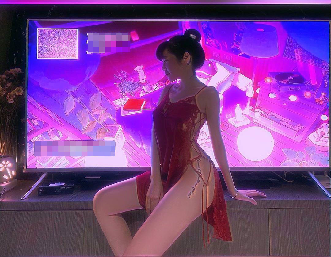 Elly Trần tung ảnh khoả thân bỏng mắt, fans tranh cãi về hình xăm bên hông ảnh 2