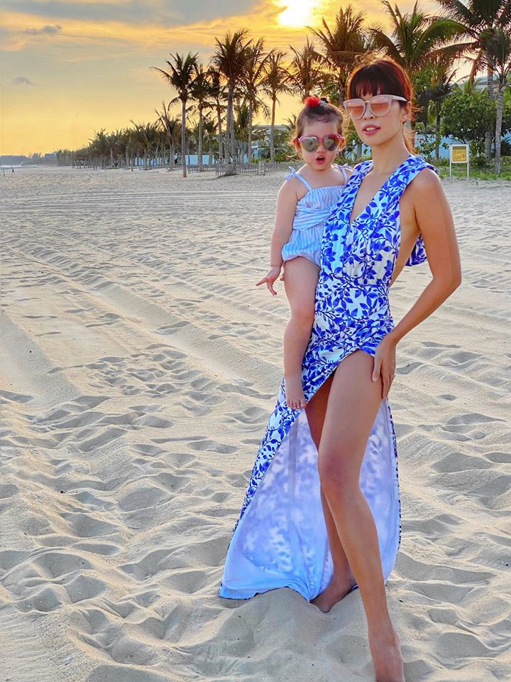 Nghỉ lễ, loạt mỹ nhân Việt ‘rủ nhau’ tung ảnh đồ bơi ‘nóng bỏng mắt’ ảnh 10