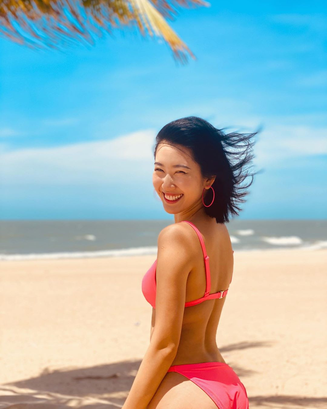 Thúy Ngân ‘Gạo nếp gạo tẻ’ diện bikini ‘thả thính’, vòng ba nóng bỏng gây chú ý ảnh 1