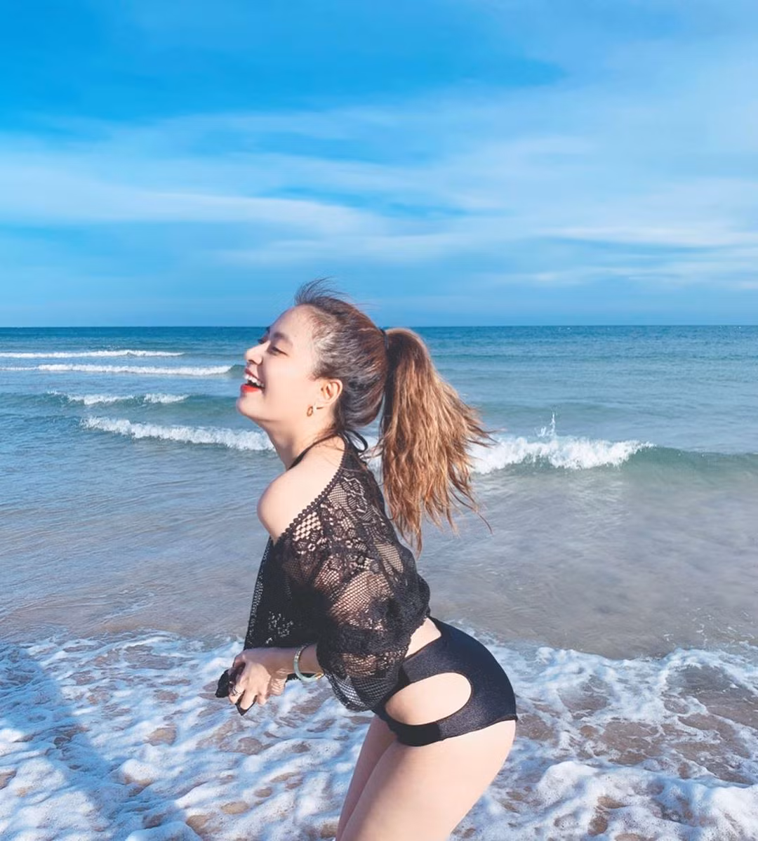 Hoàng Thuỳ Linh hiếm hoi đăng ảnh bikini khoe dáng nuột nà ảnh 1