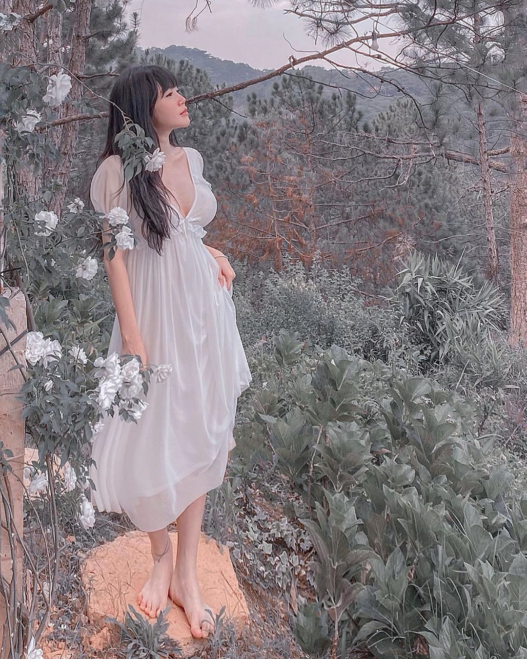 Elly Trần lộ vòng một căng đầy không nội y che chắn, gọi mình là ‘oan hồn’ ảnh 5