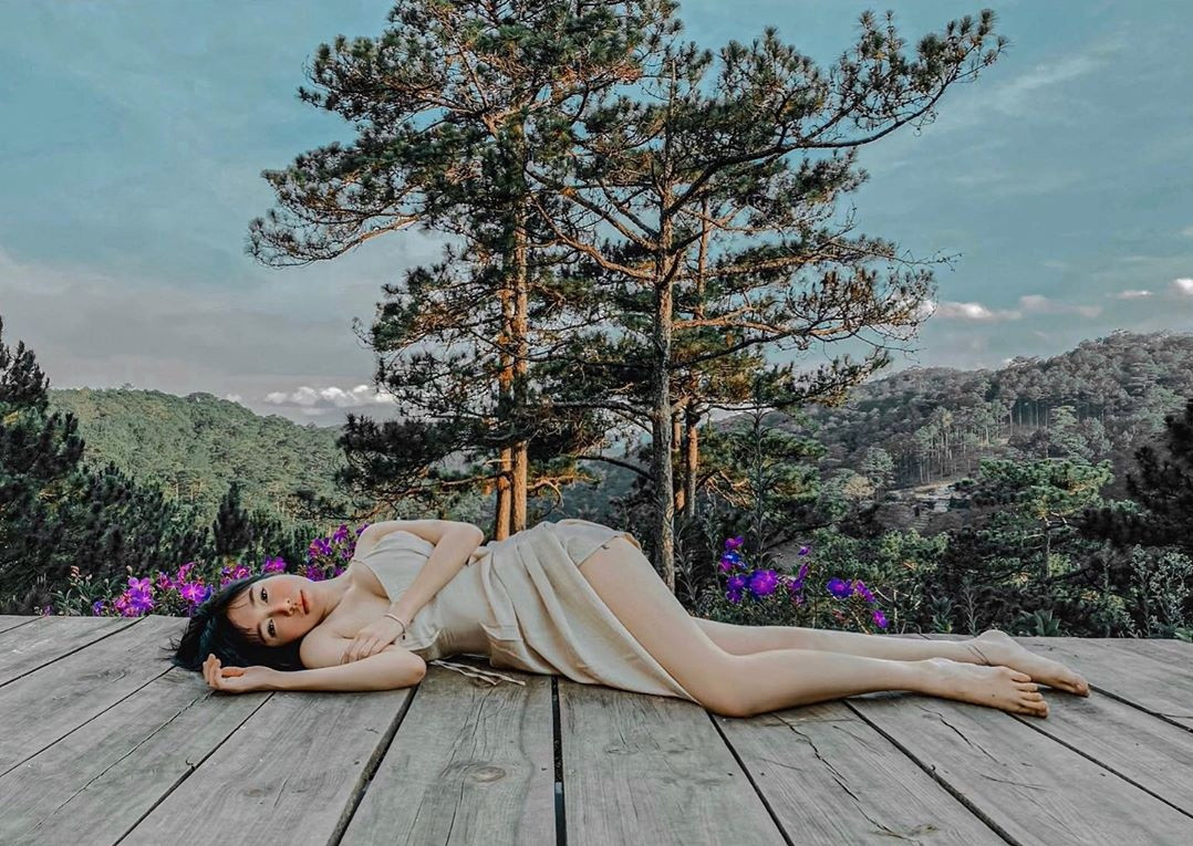 Elly Trần lộ vòng một căng đầy không nội y che chắn, gọi mình là ‘oan hồn’ ảnh 2