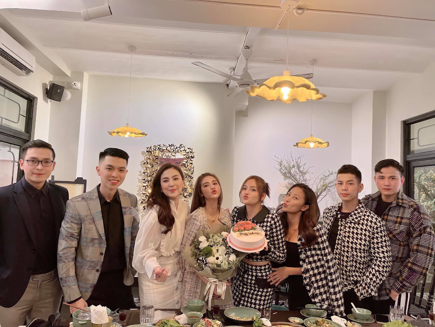 Quỳnh Nga diện váy ngủ trễ nải nóng bỏng ảnh 4