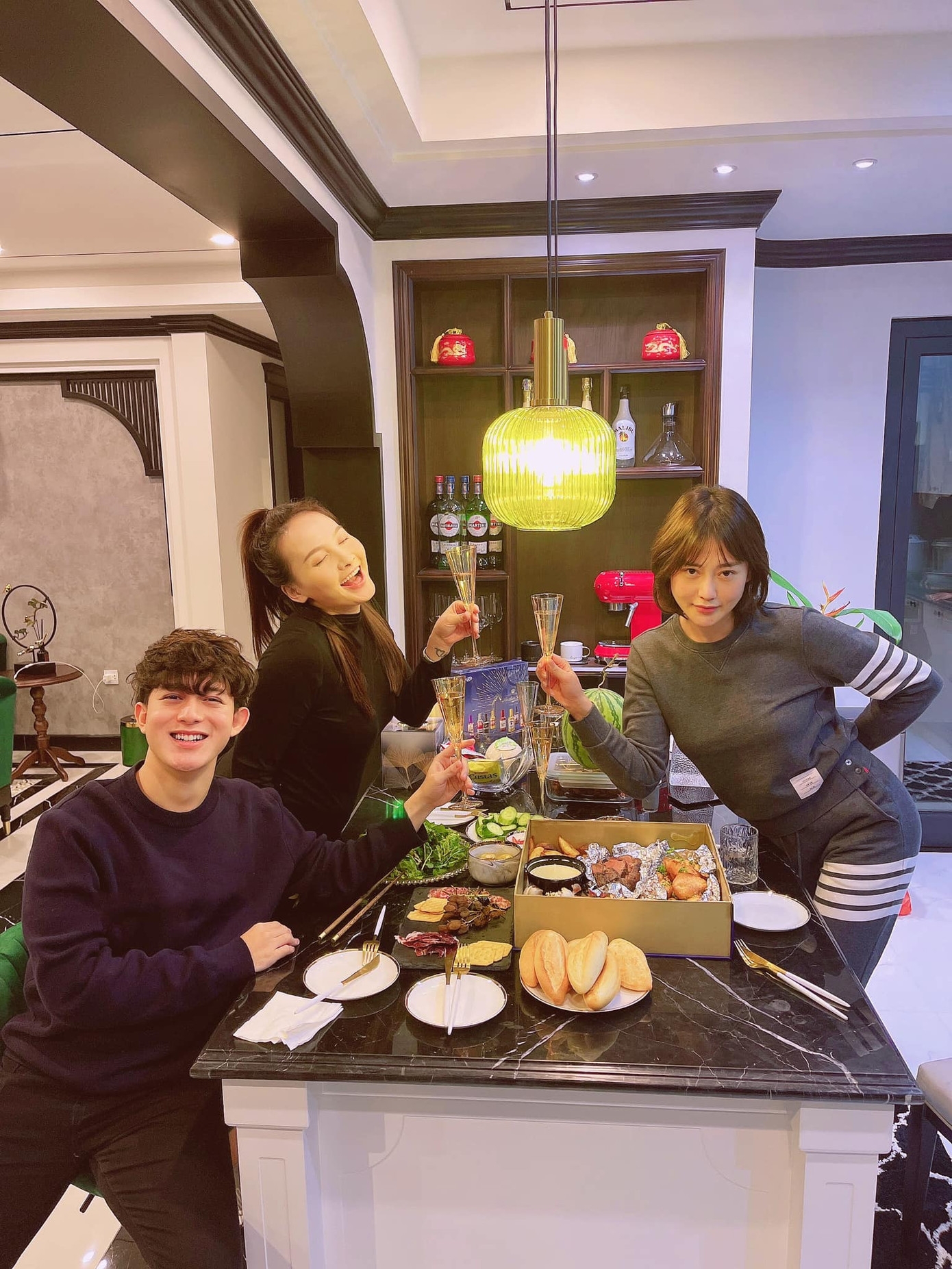 Đông Nhi khoe dáng săn chắc, chân dài miên man sau 2 tháng sinh con ảnh 9