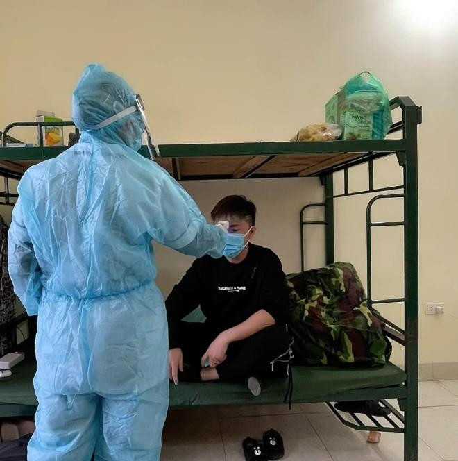 Vợ chồng Khánh Thi, Phan Hiển tình tứ trên sa mạc ảnh 4