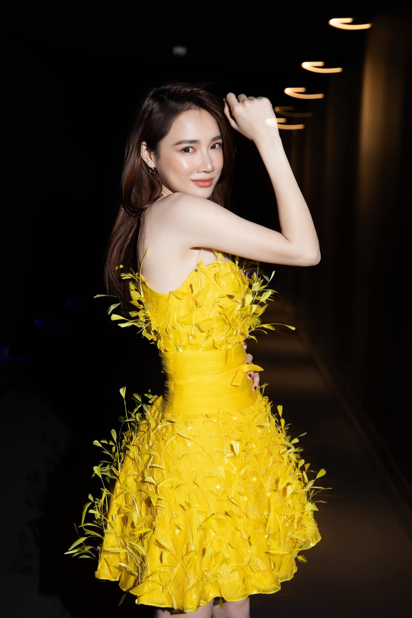 Thiều Bảo Trâm đẹp hút hồn với eo con kiến ảnh 5