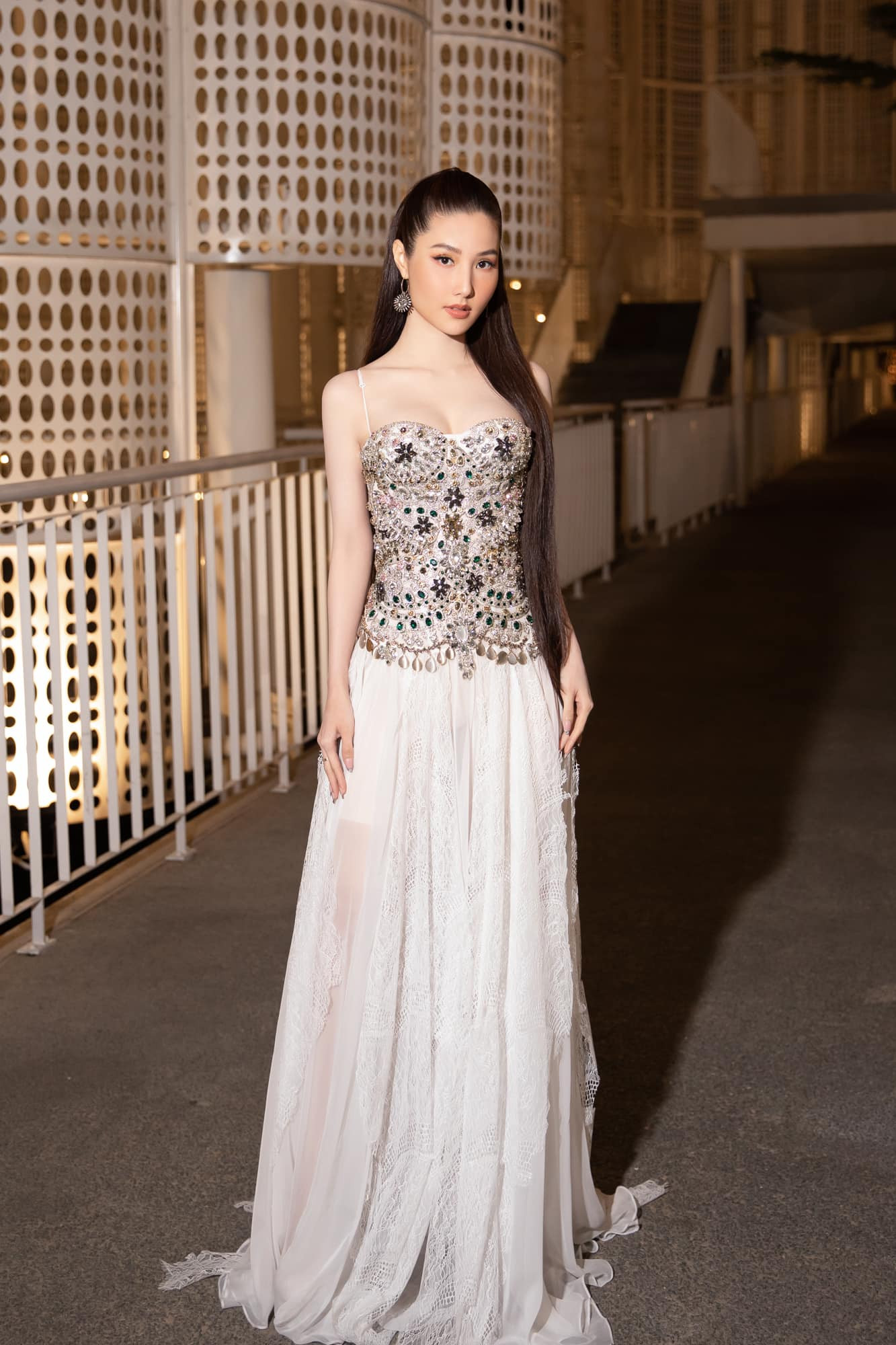 Diễm My 9x khoe ngực đầy nóng bỏng 'đốt mắt' dân mạng ảnh 4