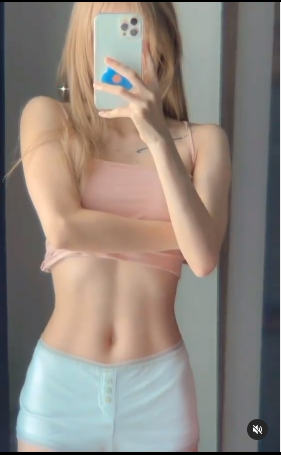 Đông Nhi khoe dáng săn chắc, chân dài miên man sau 2 tháng sinh con ảnh 3