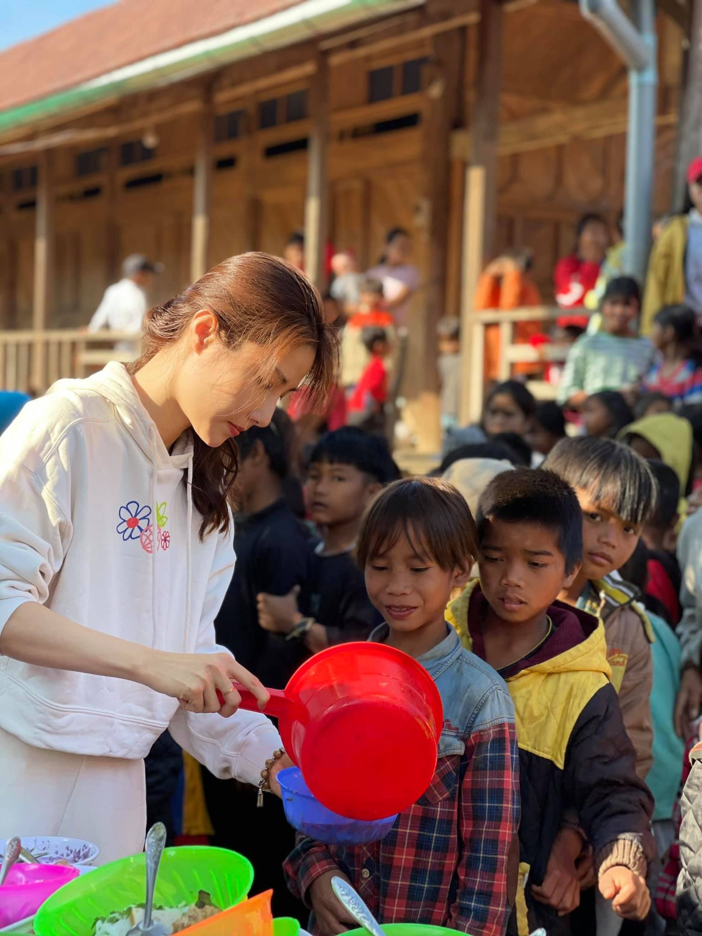 Vợ cũ Việt Anh nói lời ẩn ý: 'Vợ chồng 8-9 năm còn bỏ nhau như thường...' ảnh 7