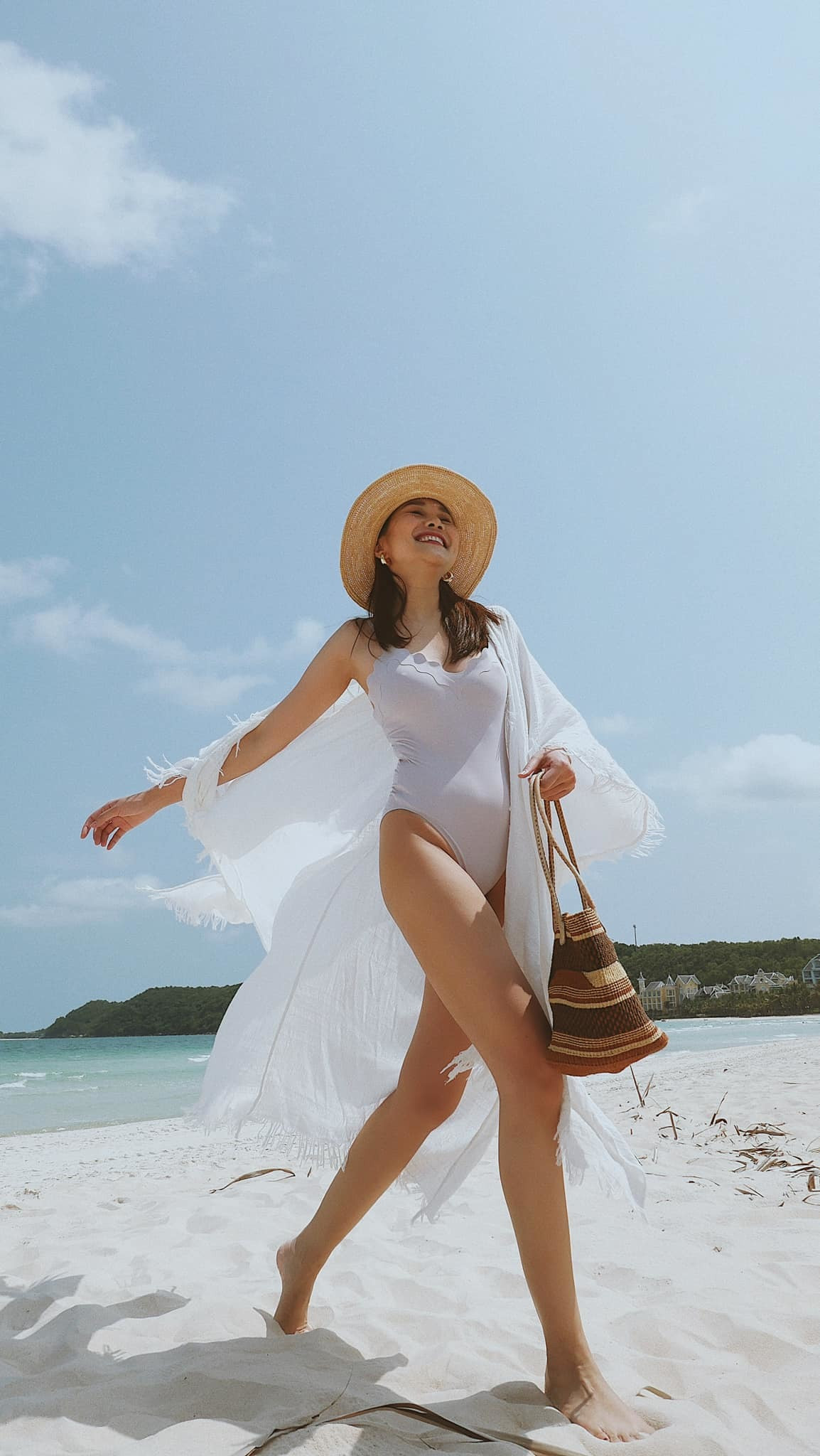 Hồ Ngọc Hà tung ảnh bikini khoe ngực đầy eo thon gây 'bão' fan ảnh 9