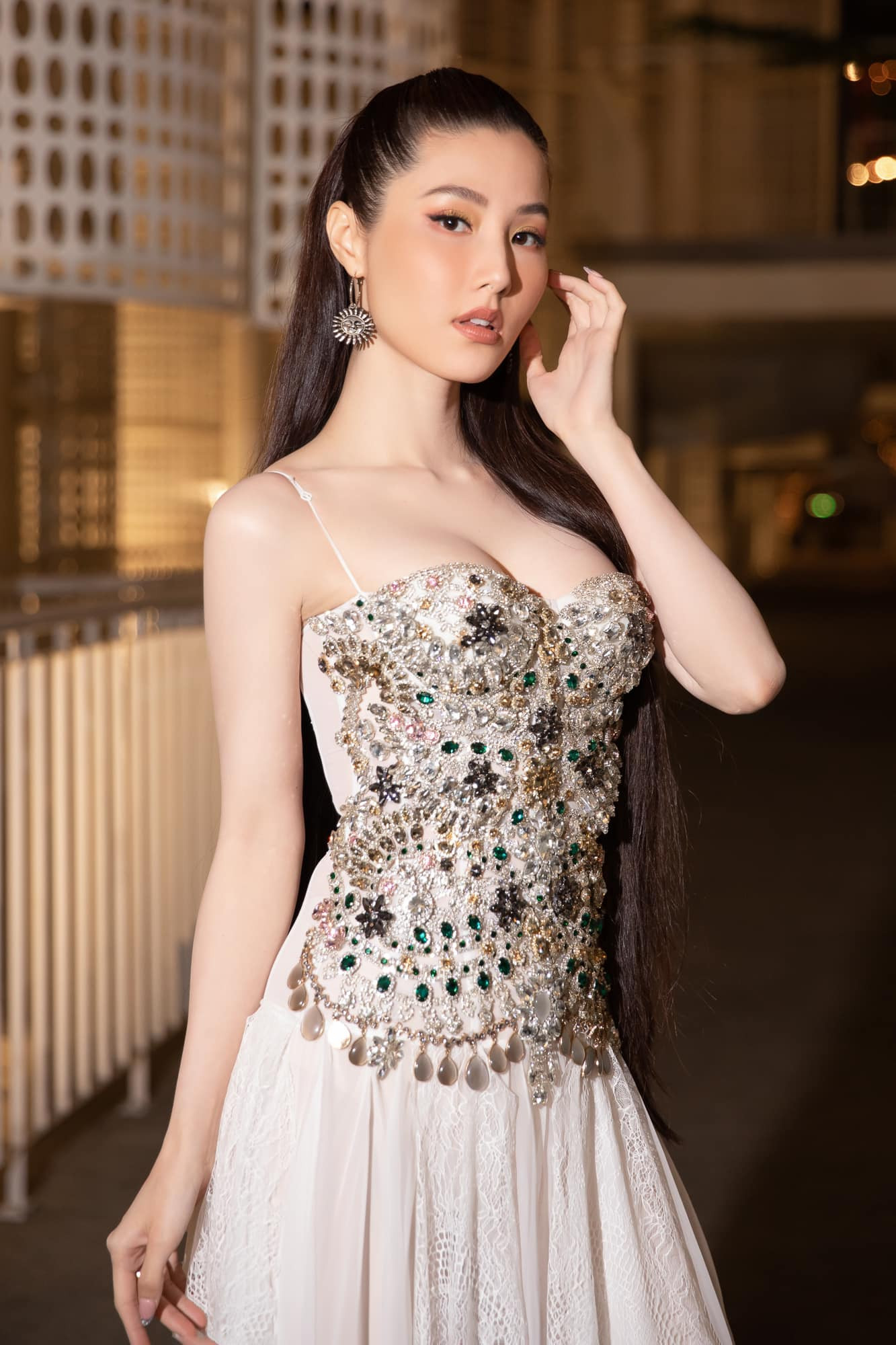 Diễm My 9x khoe ngực đầy nóng bỏng 'đốt mắt' dân mạng ảnh 1