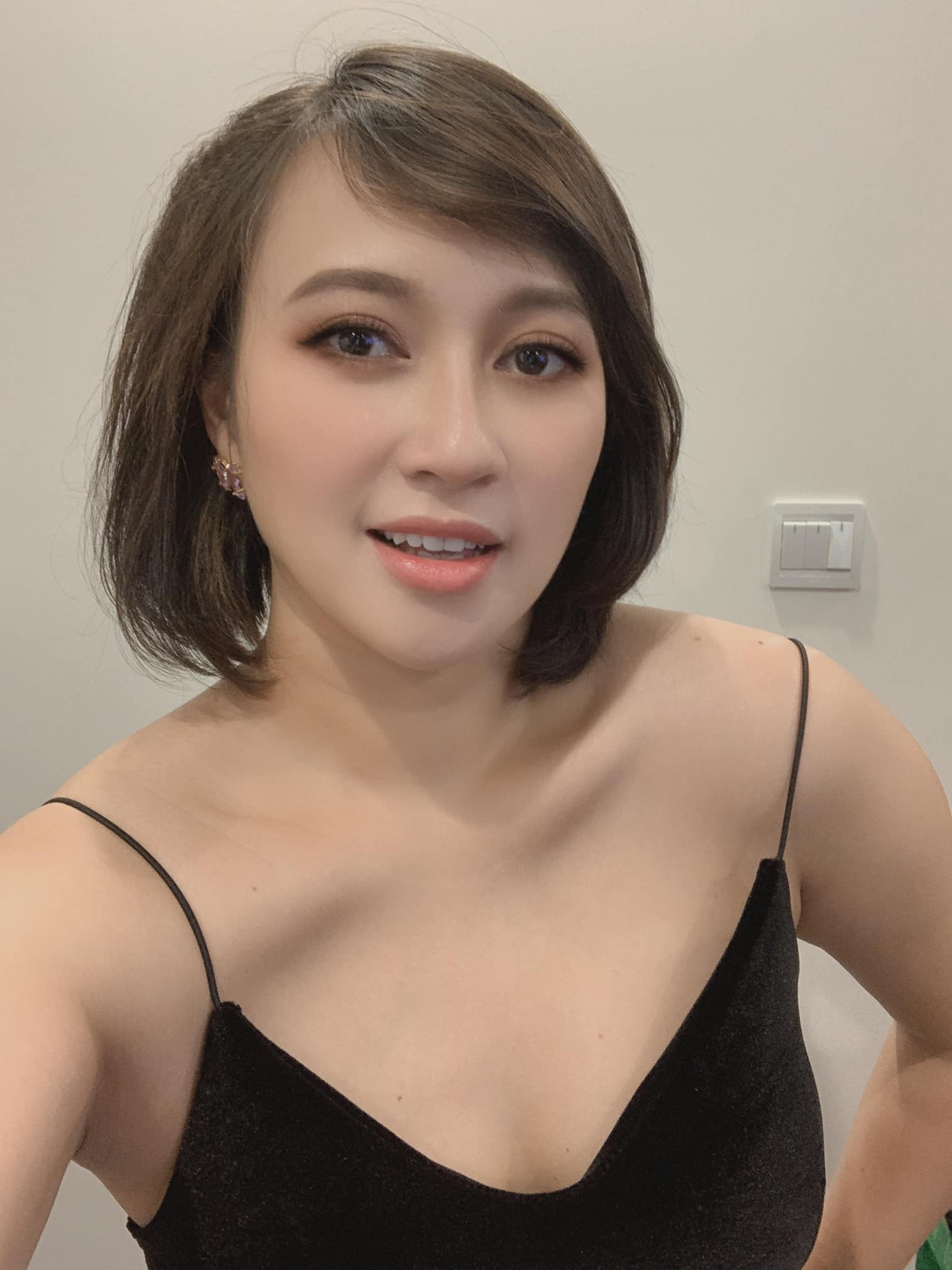 Quỳnh Nga diện váy ngủ trễ nải nóng bỏng ảnh 2