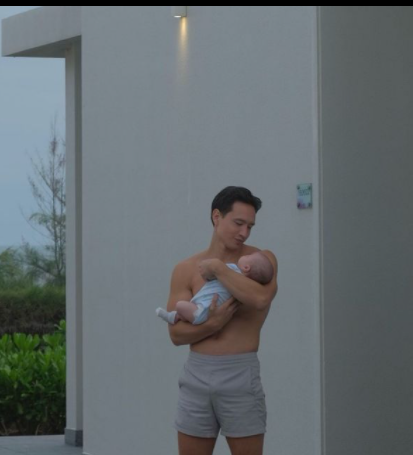 Đông Nhi khoe dáng săn chắc, chân dài miên man sau 2 tháng sinh con ảnh 10