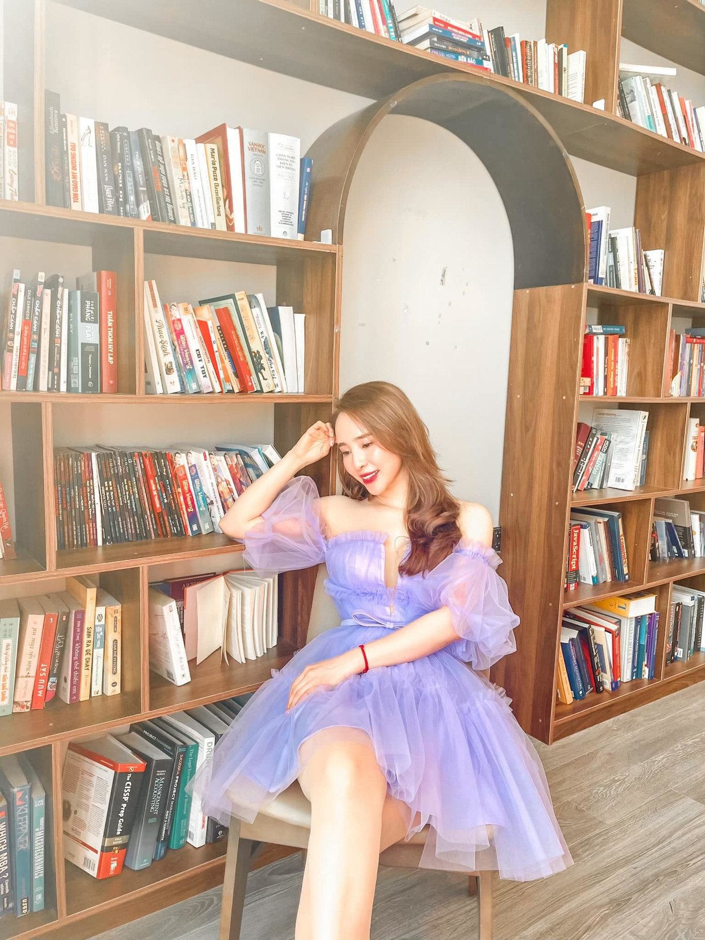 Hồng Diễm lên đồ cực 'ngầu' trong quán bar ảnh 5