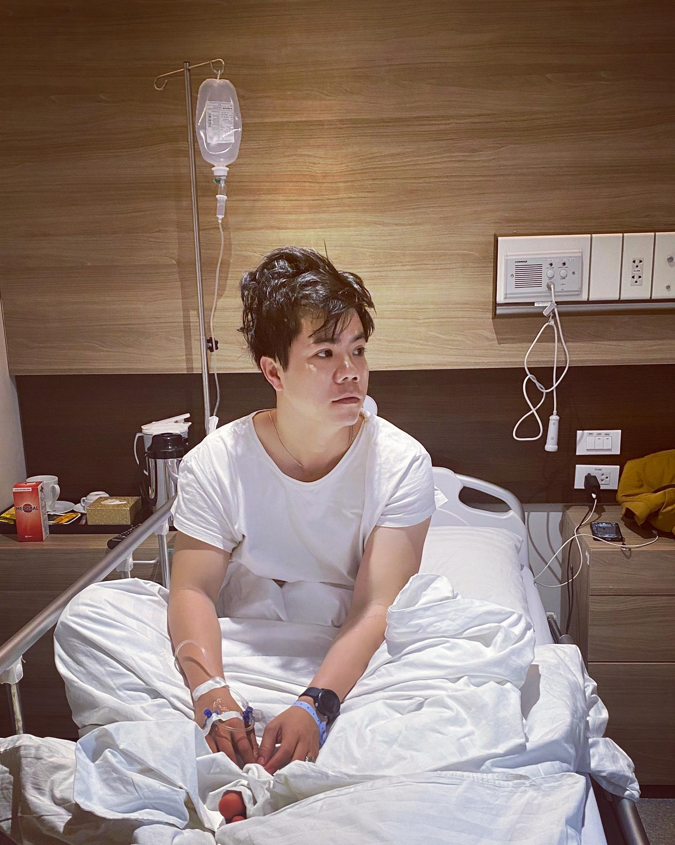 Đinh Mạnh Ninh kiệt sức nhập viện nhưng vẫn đi diễn giao thừa chung vui với khán giả ảnh 1