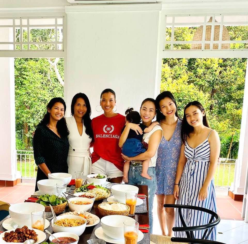 Quỳnh Nga diện váy ngủ trễ nải nóng bỏng ảnh 5