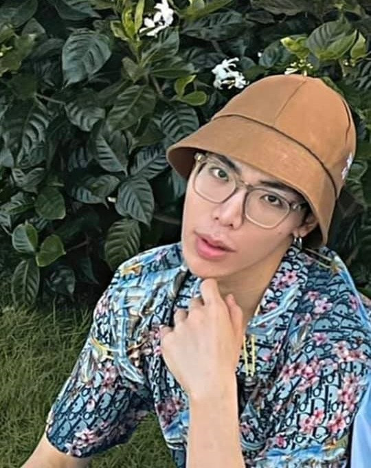 Dân mạng 'hoang mang' trước gương mặt méo của Erik ảnh 2