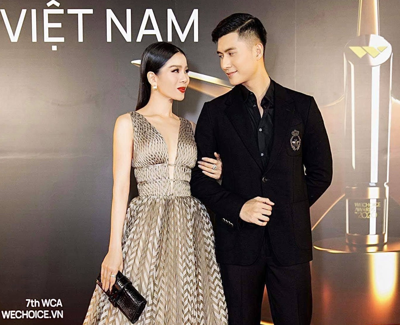 Lệ Quyên công khai tay trong tay tình tin đồn Lâm Bảo Châu ảnh 1